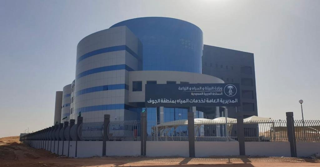  
انواع المكيفات المركزية

	مكيفات مركزية ( الشيلر )
	مكيفات مركزية المجمع ( الباكج )
	مكيفات مركزية السبليت المركزي
	مكيفات مركزية 10 طن 
	مكيفات مركزية 12.5 
	مكيفات مركزية 15 طن 
    توجد عدة أنواع من المكيفات المركزية، وهي تختلف في الحجم والقدرة والتصميم والتقنيات المستخدمة. إليك بعض الأنواع الشائعة للمكيفات المركزية:


	
	المكيفات المركزية بالهواء: تعمل عن طريق نقل الهواء المبرد من مروحة واحدة أو أكثر إلى مجموعة من الأنابيب والفتحات في الغرف المختلفة.
	
	
	المكيفات المركزية السبليت: تتألف من وحدة خارجية تحتوي على ضاغط ومبخر، ووحدات داخلية توزع الهواء المبرد في الغرف المختلفة.
	
	
	المكيفات المركزية بالماء: تستخدم الماء بدلاً من الهواء لنقل الحرارة، حيث يتم توزيع الماء المبرد من خلال أنابيب إلى مكثفات في الأماكن المراد تبريدها.
	
	
	المكيفات المركزية صحراوية: تستخدم في المناطق ذات الطقس الجاف والحار، حيث يتم تبريد الهواء من خلال تبخير الماء في المروحة وتوزيعه في الأماكن المراد تبريدها.
	


	مكيفات مركزية 20 طن 
	مكيفات مركزية 30 طن 
	مكيفات مركزية سبليت
	مكيفات مركزية الهوائي
	مكيفات مركزية سبليت
	مكيفات مركزية صحراوي
	مكيفات مركزية اسبلت
	مكيفات مركزية ال جي
	مكيفات مركزية بترا
	مكيفات مركزية مستعملة




مميزات انواع المكيفات المركزية الشائعة:


	المكيفات المركزية بالهواء:



	
	المزايا:

	
		تكلفة تشغيل منخفضة.
		توزيع متساوٍ للهواء المبرد في الغرف.
		قدرة على التحكم في درجة حرارة الغرف المختلفة بشكل مستقل.
	
	




	المكيفات المركزية السبليت:



	
	المزايا:

	
		توفر تبريد فوري للهواء في الغرف.
		توفر تحكمًا مستقلًا في درجة حرارة كل غرفة.
		تحتوي على وحدة خارجية تقلل من الضوضاء في الداخل.
	
	




	المكيفات المركزية بالماء:



	
	المزايا:

	
		تعمل بكفاءة في المناطق ذات الرطوبة العالية.
		توفر تبريدًا مريحًا ورطوبة منخفضة في الهواء.
		تستهلك كمية أقل من الطاقة مقارنة ببعض الأنواع الأخرى.
	
	




	المكيفات المركزية الصحراوية:



	
	المزايا:

	
		تعمل بكفاءة في المناطق الجافة والحارة.
		توفر تبريدًا فعالًا حتى في درجات الحرارة المرتفعة.
		ترطب الهواء وتقلل من الجفاف.
	
	








ما هي العوامل التي يجب مراعاتها عند اختيار نوع المكيف المركزي؟

عند اختيار نوع المكيف المركزي، يجب مراعاة العديد من العوامل التي تتأثر بالبيئة واحتياجاتك الفردية. إليك بعض العوامل التي يجب مراعاتها:


	
	حجم المساحة: قم بتحديد حجم المساحة التي ترغب في تبريدها، سواء كانت غرفة واحدة أو مبنى كامل. يجب أن يكون حجم المكيف المركزي متناسبًا مع حجم المساحة لضمان توفير التبريد الكافي.
	
	
	توزيع الهواء: قم بتحديد كيفية توزيع الهواء في المساحة. إذا كانت هناك غرف متعددة تحتاج إلى تبريد منفصل، فقد تحتاج إلى نظام يدعم التحكم المستقل في درجة الحرارة في كل غرفة.
	
	
	كفاءة الطاقة: تحقق من معدل كفاءة الطاقة للمكيف المركزي المرغوب. يفضل اختيار نوع يكون عالي الكفاءة لتوفير الطاقة وتقليل فاتورة الكهرباء.
	
	
	الضوضاء: تحقق من مستوى الضوضاء المصاحبة للوحدة الخارجية والوحدات الداخلية. قد يكون من المهم اختيار نوع هادئ للحفاظ على الراحة داخل المساحة.
	
	
	صيانة وخدمة ما بعد البيع: تأكد من توفر خدمة صيانة موثوقة وخدمة ما بعد البيع للمكيف المركزي الذي تختاره. من المهم الحفاظ على أداء المكيف المركزي من خلال صيانة دورية والحصول على دعم فني في حالة حدوث أي مشاكل.
	
	
	الميزانية: حدد الميزانية المتاحة لديك لشراء وتركيب المكيف المركزي. قد يؤثر نوع المكيف والماركة والمواصفات على التكلفة الإجمالية.
	
	
	التوافق مع البيئة: الاهتمام بالتكنولوجيا البيئية واختيار مكيف مركزي يكون صديقًا للبيئة، مثل تلك التي تستخدم غازات التبريد الصديقة للأوزون وتحقق كفاءة استخدام الطاقة.
	


 